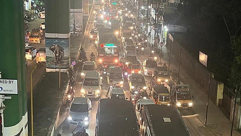 கோவை நூறடி சாலையில் இன்று மாலை ஏற்பட்ட போக்குவரத்து நெரிசலில் ஊர்ந்து சென்ற வாகனங்கள். படம்:ஜெ.மனோகரன்.