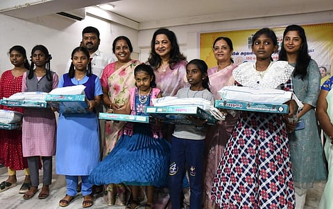 தீபாவளி முன்னிட்டு தாயின் அரவணைப்பில் மட்டும் வளரும் பெண் குழந்தைகளுக்கான ‘மோடியின் மகள்’ திட்டத்தின் கீழ் பெண் குழந்தைகளுக்கு புத்தாடை, இனிப்பு மற்றும் பட்டாசுகள் வழங்கும் நிகழ்ச்சி கோவை, வடகோவை பதியில் அமைந்துள்ள குஜராத் சமாஜ் வளாகத்தில் நடந்தது. பாஜக தேசிய மகளிரணி தலைவர் மற்றும் கோவை தெற்கு தொகுதி எம்எல்ஏ வானதி சீனிவாசன் மற்றும் ராதிகா சரத்குமார் ஆகியோர் கலந்து கொண்டு பெண் குழந்தைகளுக்கு தீபாவளி பரிசு பொருட்களை வழங்கினர். படம்: ஜெ.மனோகரன் 