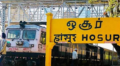 ஓசூர் சாலையோரம் யாசகம் பெறும் வடமாநில தொழிலாளர்களின் குழந்தைகளை மீட்க எழும் குரல்கள்