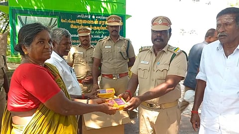 பறவைகளுக்காக 52 ஆண்டுகளாக தீபாவளிக்கு பட்டாசு வெடிக்காத கிராம மக்கள்!