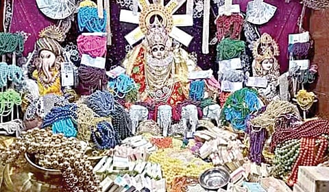 ம.பி.யில் தீபாவளிக்காக மகாலட்சுமி கோயிலுக்கு நகைகள் வழங்கும் பக்தர்கள்: 5 நாட்களுக்கு பிறகு பத்திரமாக திரும்ப அளிக்கும் விநோதம்