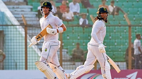 டோனி டி ஸோர்ஸி, டிரிஸ்டன் ஸ்டப்ஸ் சதம்: தென் ஆப்பிரிக்க அணி 307 ரன்கள் குவிப்பு