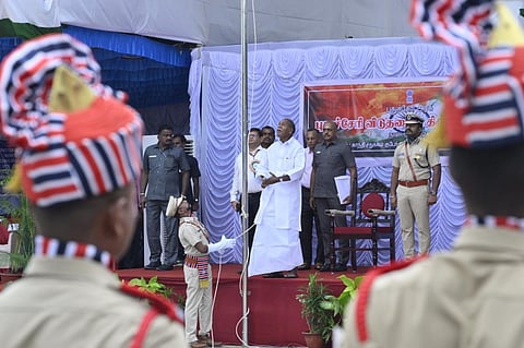 “புதுச்சேரி பிற மாநிலங்களுக்கு முன்னோடியாக திகழ்கிறது” - விடுதலை நாள் விழாவில் முதல்வர் பேச்சு