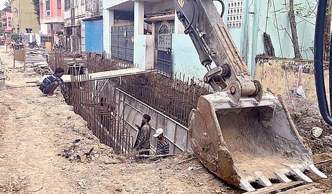 தாம்பரம் மாநகராட்சியில் மழைநீர் வடிகாலுக்கு தோண்டப்பட்ட குழிகளால் ஆபத்து: பணியை விரைவுபடுத்த மக்கள் கோரிக்கை