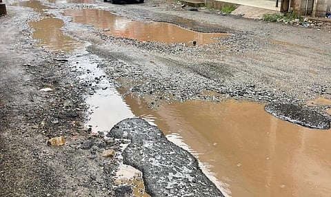 குமரி மாவட்டத்தில் பெய்த கனமழையால் மேக்காமண்டபத்தில் இருந்து கடைமலைக்குன்று செல்லும் சாலை பெயர்ந்து ஆபத்தான பள்ளங்கள் ஏற்பட்டு மழைநீர் தேங்கியுள்ளது.