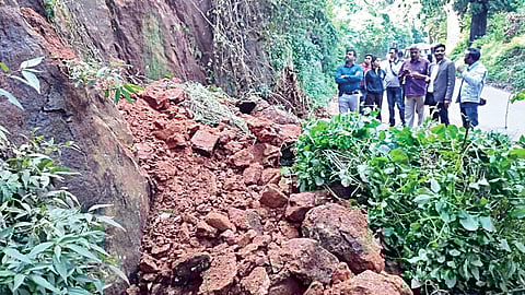 குன்னூர்-மேட்டுப்பாளையம் தேசிய நெடுஞ்சாலையில், காந்திபுரம் பகுதியில் ஏற்பட்ட மண் சரிவு.