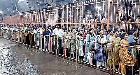 திருவண்ணாமலை அண்ணாமலையார் கோயிலில் சுவாமி தரிசனம் செய்ய வரிசையில் காத்திருந்த பக்தர்கள். 