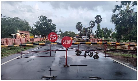 உச்சிப்புளி ரயில்வே கேட் திடீர் பழுது: ராமேசுவரம் - மதுரை தேசிய நெடுஞ்சாலையில் போக்குவரத்து பாதிப்பு