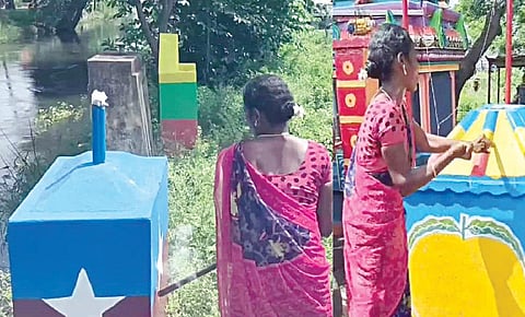 புவனகிரி அருகே மஞ்சக்கொல்லை கிராமத்தில் விசிக, பாமக கொடிக்கம்ப பீடங்களை கடப்பாரையால் சேதப்படுத்திய அருட்செல்வி.