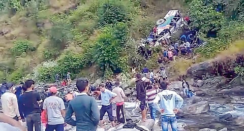 உத்தராகண்ட் மாநிலம் அல்மோரா மாவட்டத்தில் நேற்று பஸ் பள்ளத்தில் கவிழ்ந்து விபத்துக்குள்ளானது. அப்பகுதியில் மீட்புப் பணிகள் நடைபெற்றன.படம்: பிடிஐ