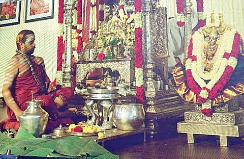 சென்னை மயிலாப்பூரில் உள்ள சுதர்மா இல்லத்தில் சிருங்கேரி மடத்தின் இளைய சங்கராச்சாரியார் ஸ்ரீ விதுசேகர பாரதி சோமவார பூஜை செய்கிறார்.