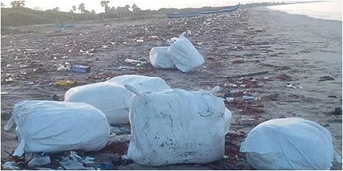 தலைமன்னார் அருகே கீறி கடற்கரையில் கரை ஒதுங்கியிருந்த பீடி இலை மூடைகள்.