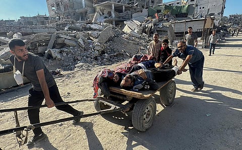 வடக்கு காசாவில் உள்ள பெய்ட் லாஹியா நகரில் இஸ்ரேல் நடத்திய வான்வழித் தாக்குதலில் பாதிக்கப்பட்டவர்கள்