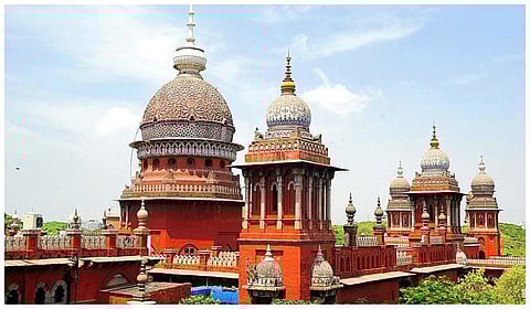 வழக்கு விசாரணைக்காக விஐபி-க்களுடன் வரும் வழக்கறிஞர் எண்ணிக்கை குறித்த மனு தள்ளுபடி