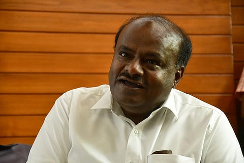 போலீஸ் அதிகாரியை மிரட்டியதாக மத்திய அமைச்சர் குமாரசாமி மீது வழக்குப்பதிவு