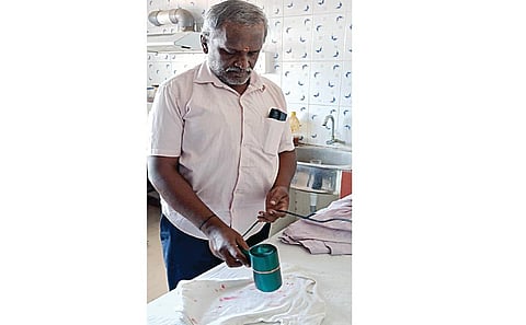 உடல் வெப்பத்தை கண்டறியும் டி-சர்ட் தயாரிப்பு: திருப்பூர் ஆடை வடிவமைப்பாளர் சோதனை முயற்சி