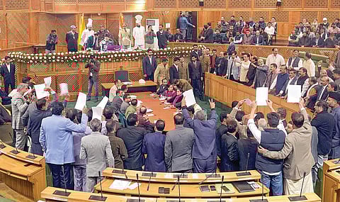 ஜம்மு காஷ்மீருக்கு மீண்டும் சிறப்பு அந்தஸ்து வழங்கக் கோரி சட்டப்பேரவையில் நேற்று தீர்மானம் நிறைவேற்றப் பட்டது. இந்தத் தீர்மானத்தை எதிர்த்து பாஜக உறுப்பினர்கள் அமளியில் ஈடுபட்டனர். இதனால் சட்டப்பேரவையில் கூச்சல் குழப்பம் நிலவியது. படம்: பிடிஐ