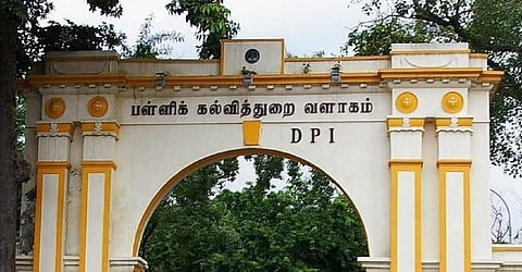 அரசுப் பள்ளிகளில் பணிக்கு வராத ஆசிரியர்கள் மீது நடவடிக்கை: கண்காணிப்பை தீவிரப்படுத்த பள்ளிக்கல்வித் துறை திட்டம்