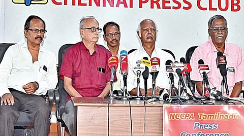 மத்திய அரசு மற்றும் பிஎஸ்என்எல் உள்ளிட்ட பொதுத்துறை ஓய்வூதியர் சங்கங்களின் தேசிய கூட்டு நடவடிக்கை குழு சார்பில் டெல்லியில் போராட்டம் நடைபெற உள்ளது. இதையொட்டி சென்னை பத்திரிகையாளர் மன்றத்தில், கூட்டு நடவடிக்கை குழு அகில இந்திய துணைத் தலைவர் ஆர்.இளங்கோவன், துணை பொதுச் செயலாளர் 
எஸ்.மோகன்தாஸ் உள்ளிட்டோர் செய்தியாளர்களைச் சந்தித்தனர். | படம்: ம.பிரபு |