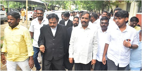 கடலூர் முதலாவது குற்றவியல் நடுவர் நீதிமன்றத்தில் விசாரணைக்காக தமிழக வாழ்வுரிமை கட்சியின் தலைவர் வேல்முருகன் ஆஜரானார்.