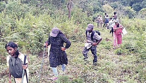 ஏற்காடு சன்னியாசிமலையில் மலையேற்றத்தில் ஈடுபட்ட பெண்கள்.