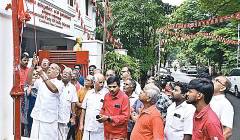 நவம்பர் புரட்சி தினத்தை முன்னிட்டு, தி.நகரில் உள்ள மார்க்சிஸ்ட் கம்யூனிஸ்ட் கட்சியின் மாநிலக்குழு அலுவலகத்தில், கட்சியின் அரசியல் தலைமைக் குழு உறுப்பினர் ஜி.ராமகிருஷ்ணன் கொடி ஏற்றினார்.