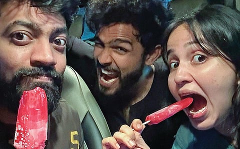 யூடியூபில் அசத்தும் தம்பதி!