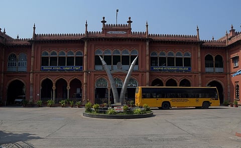 121-வது ஆண்டு விழாவை முன்னிட்டு சென்னை கால்நடை மருத்துவ கல்லூரியின் படத்துடன் அஞ்சல் உறை வெளியீடு