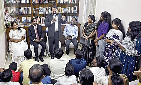 சென்னை வியாசர்பாடி மல்லிகைப்பூ காலனியில், ராணுவ விஞ்ஞானி டில்லிபாபு நிறுவிய ‘கலாம் - சபா’ நூலகம், வழிகாட்டி மையத்தை விஞ்ஞானி மயில்சாமி அண்ணாதுரை திறந்து வைத்தார். உடன் காவல்துறை ஐஜி பா.சாமுண்டீஸ்வரி, தோல் ஏற்றுமதி குழும செயல் தலைவர் இரா.செல்வம், ராணுவ விஞ்ஞானி வி.டில்லிபாபு உள்ளிட்டோர். | படம்: ம.பிரபு | 