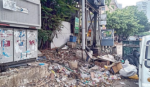 சென்னை ஜி.பி.சாலையில் குப்பைகளுடன் காட்சியளிக்கும் டிரான்ஸ்பார்மர்கள்.