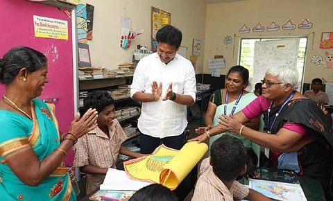 அரக்கோணம் அடுத்த பெருமூச்சு ஊராட்சி ஒன்றிய நடுநிலைப் பள்ளியில் அமைச்சர் அன்பில் மகேஸ் இன்று திடீர் ஆய்வு செய்தார்.