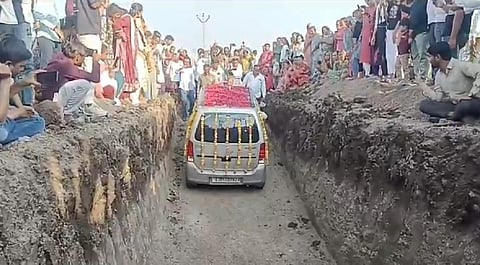 1,500 பேர் பங்கேற்புடன் ராசியான காருக்கு இறுதிச் சடங்கு செய்த குஜராத் குடும்பம் - வீடியோ வைரல்