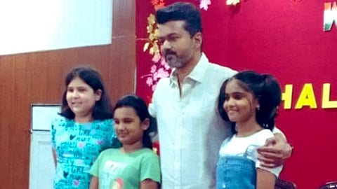 ராணுவ அதிகாரிகளின் குடும்பத்தினரை சந்தித்த விஜய்!