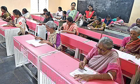 வயது வந்தோருக்கான புதிய பாரத எழுத்திறிவு திட்டத்தின் அடிப்படை எழுத்தறிவு தேர்வு நேற்று நடைபெற்றது. சென்னை புல்லாபுரம் நடுநிலைப் பள்ளியில் தேர்வு எழுதியவர்கள். | படம்: எஸ்.சத்தியசீலன் |