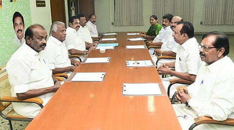 அதிமுகவின் செயல்பாடுகள் குறித்து ஆய்வு செய்ய நியமிக்கப்பட்ட கள ஆய்வுக் குழுவினருடன் கட்சியின் பொதுச்செயலாளர் பழனிசாமி, சென்னை ராயப்பேட்டையில் உள்ள கட்சி தலைமை அலுவலகத்தில் இன்று ஆலோசனை நடத்தினார்.