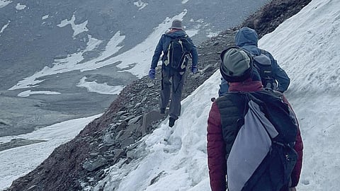 என்கவுன்ட்டரில் சிக்கிய 2 மலையேற்ற வீரர்கள் மீட்பு