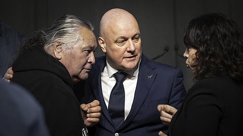 நியூசிலாந்து பிரதமர் கிறிஸ்டோபர் லக்சன் (நடுவில்)