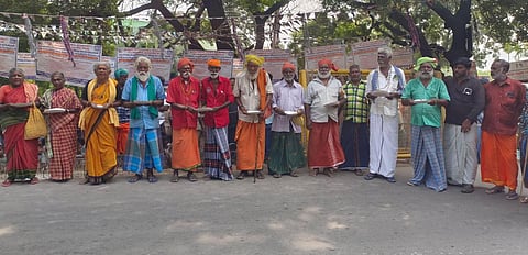 ‘கண்டா வரச் சொல்லுங்க...’ - எஸ்டி சாதி சான்றிதழ் வழங்கக் கோரி யாகசம் கேட்டு மதுரையில் போராட்டம்