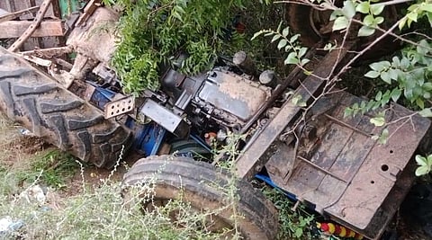 இபி காலனி பகுதியில் சாலையோரத்தில் பள்ளத்தில் கவிழ்ந்த டிராக்டர்.