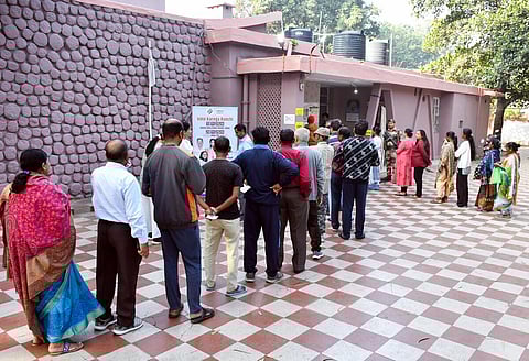 தலைநகர் ராஞ்சியில் ஒரு வாக்குச்சாவடியில் ஜனநாயகக் கடமையை ஆற்ற வரிசையில் நிற்கும் வாக்காளர்கள்