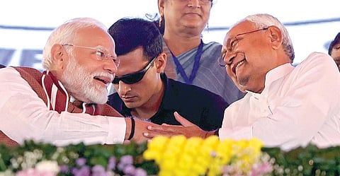 பிஹார் தர்பங்கா நகரில் எய்ம்ஸ் மருத்துவமனைக்கு பிரதமர் மோடி நேற்று அடிக்கல் நாட்டினார். உடன் முதல்வர் நிதிஷ் குமார்.படம்:பிடிஐ