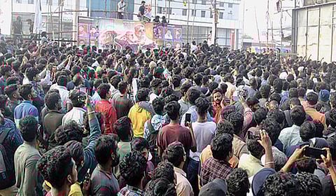 ‘கடவுளே... அஜித்தே...’ - தெறிக்கவிடும் ‘தல’ ரசிகர்கள்!