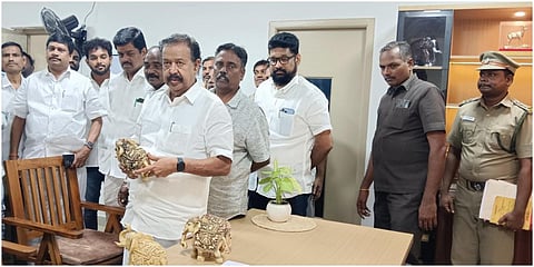 விழுப்புரம் வனத்துறையினரால் பறிமுதல் செய்யப்பட்ட தந்தத்தாலான யானை பொம்மைகளை அமைச்சர் பொன்முடி பார்வையிட்டார்.