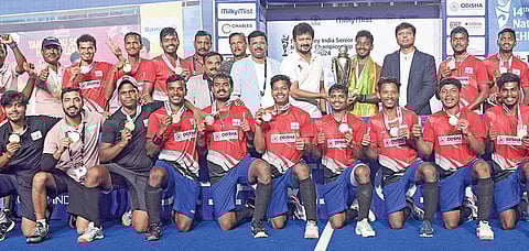 14-வது தேசிய சீனியர் ஹாக்கியில் சாம்பியன் பட்டம் வென்ற ஒடிசா அணிக்கு தமிழக துணை முதல்வர் உதயநிதி ஸ்டாலின் கோப்பையை வழங்கினார்.