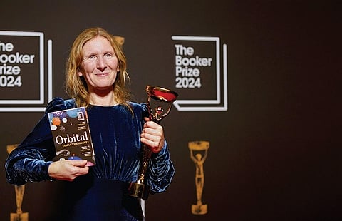 2024 புக்கர் விருது: சமந்தா ஹார்வேயின் ‘ஆர்பிட்டல்’ | எங்கெங்கு காணினும் பூமியடா!