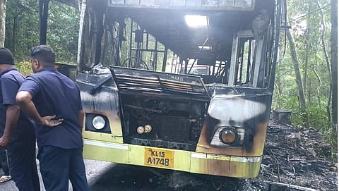 தீயில் கருகி இரும்புச்சட்டங்களாக உருமாறிய பேருந்து