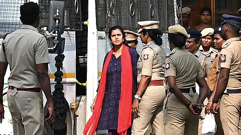 தெலுங்கு மொழி பேசும் மக்கள் குறித்து சர்ச்சைக்குரிய வகையில் பேசிய வழக்கில் கைது செய்யப்பட்ட நடிகை கஸ்தூரி சென்னை எழும்பூர் நீதிமன்றத்தில் நேற்று ஆஜர்படுத்தப்பட்டார் | படம்: எஸ்.சத்தியசீலன்