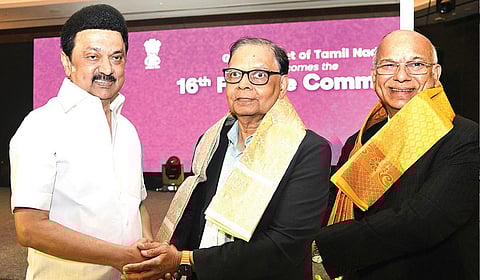 மத்திய அரசின் 16-வது நிதி ஆணையத்தின் தலைவர் அரவிந்த் பனகாரியா, அஜய் நாராயண் ஜா உள்ளிட்ட ஆணைய குழு உறுப்பினர்களை முதல்வர் மு.க.ஸ்டாலின் நேற்று வரவேற்றார்.