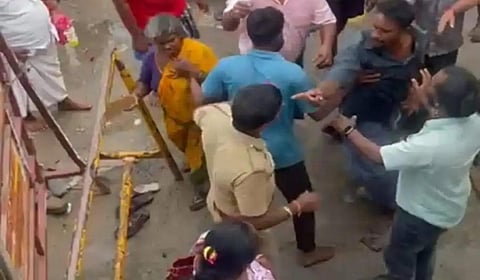 சிறுவாபுரியில் பக்தரை தாக்கிய வியாபாரிகள்: வைரலாகும் வீடியோ காட்சிகள்