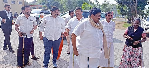 வழக்கு விசாரணைக்காக தருமபுரி நீதிமன்றத்​தில் ஆஜராக வந்த பாஜக மாநில துணைத் தலைவர் கே.பி.ராமலிங்கம் உள்ளிட்​டோர்​.